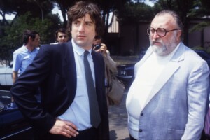 Sergio Leone, senza cappello, nelle foto dell’archivio Pizzi