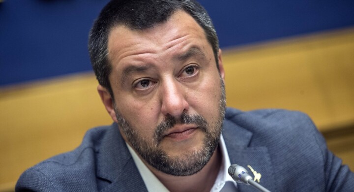 La strategia di Salvini tra flat tax e sbarchi per smarcarsi da Forza Italia
