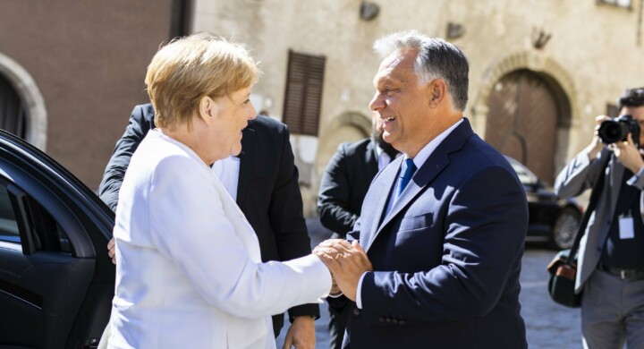 Anche Orban molla Salvini? Quell’abbraccio con la Merkel…