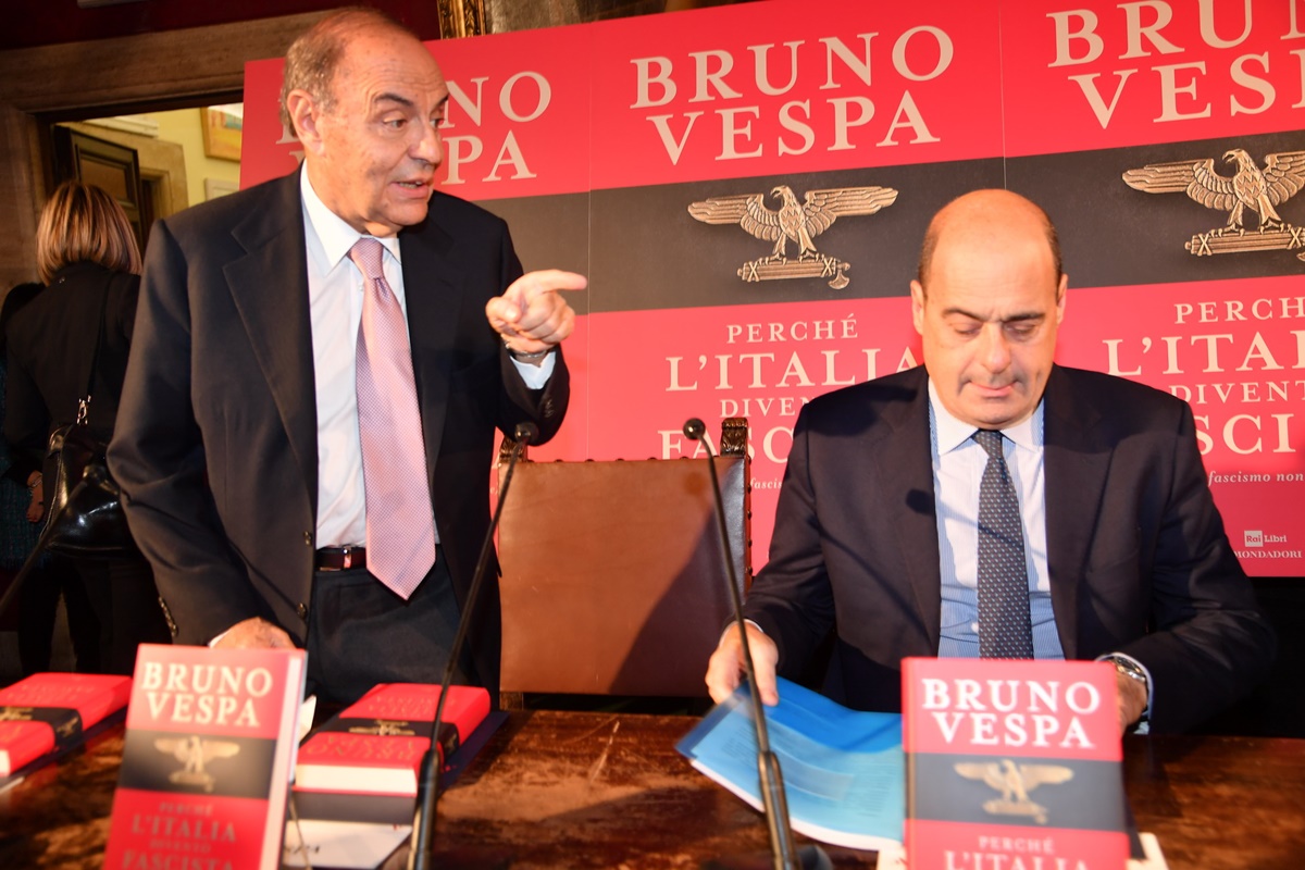 Bruno Vespa e Nicola Zingaretti raccontano l'Italia che diventò fascista. Le foto di Pizzi