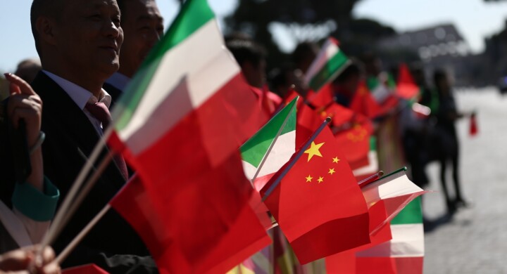Poca politica, tanto commercio. Cambia la comunicazione cinese in Italia