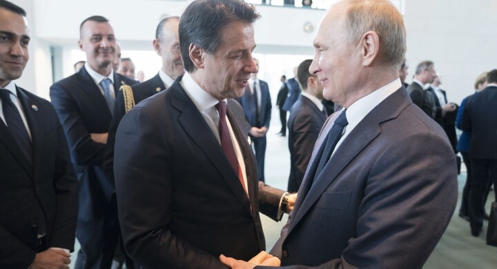 I soldati russi per le disinfestazioni (da che?). Tutti i dubbi, tanti