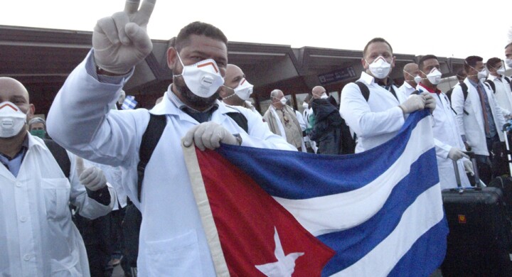 Cosa c’è dietro la missione (segreta) dei medici cubani nel mondo