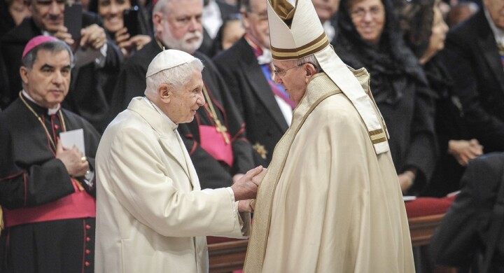 Tra Bergoglio e Ratzinger, cosa significa l’abbandono della messa in latino
