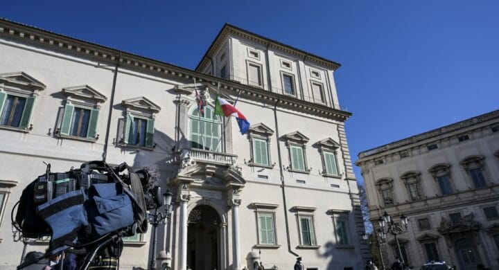 O il premier cambia registro o la politica cambierà il premier. Scrive Follini