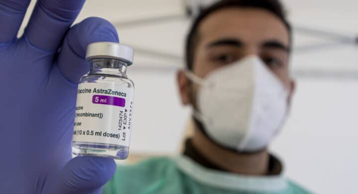 Vaccino AstraZeneca, questione di trombosi o di geopolitica?