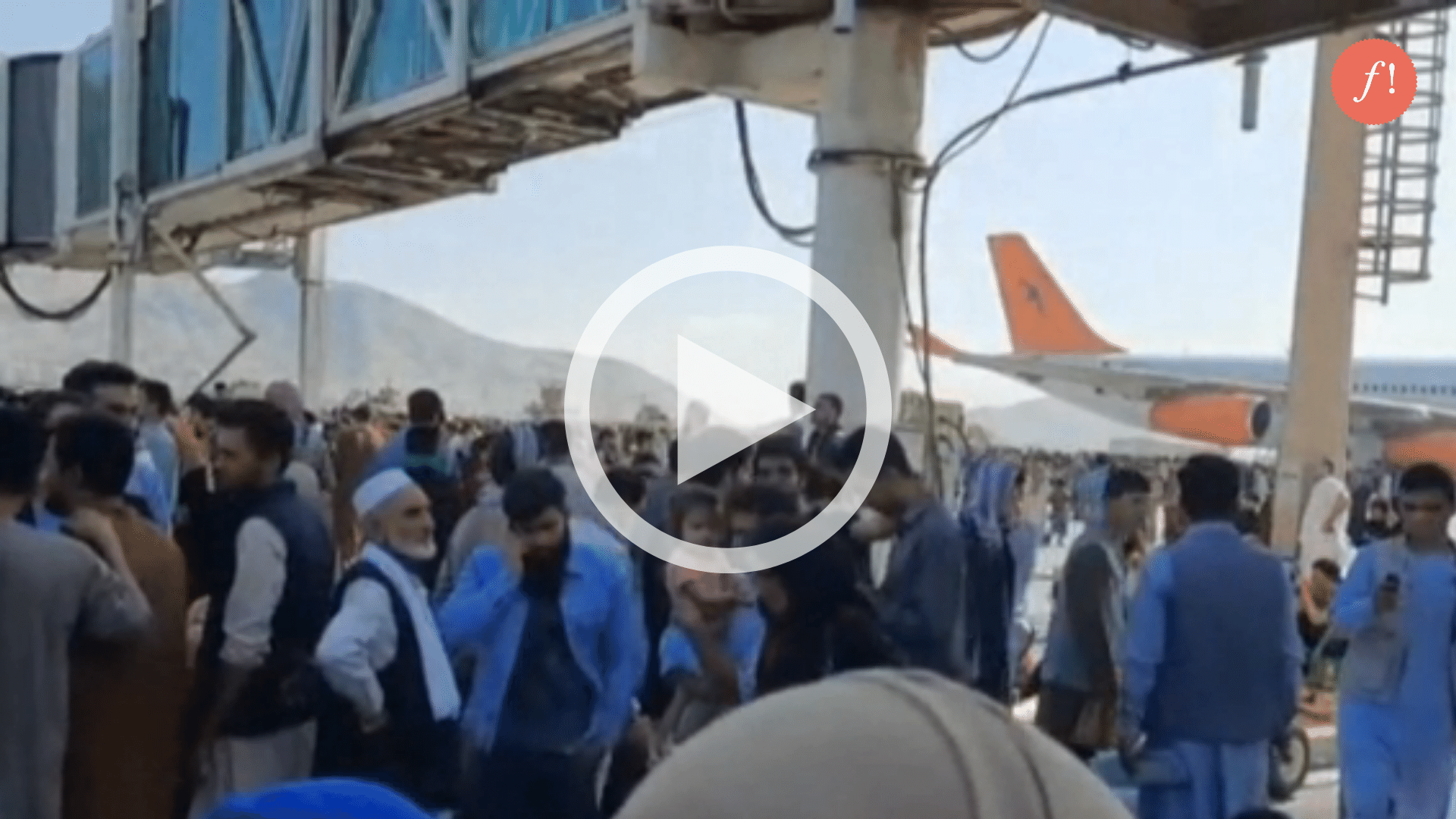 Afghanistan, la folla in attesa di partire all'aeroporto ...