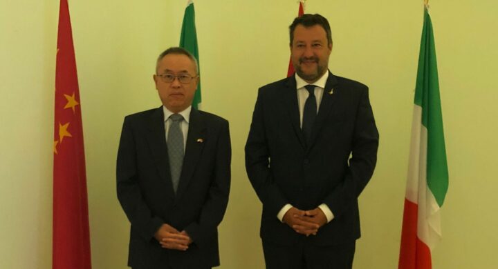 Salvini come Grillo. Quella (insolita) gita dall’ambasciatore cinese
