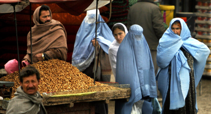 L’Afghanistan nel baratro finanziario. E torna l’oppio, in barba ai talebani
