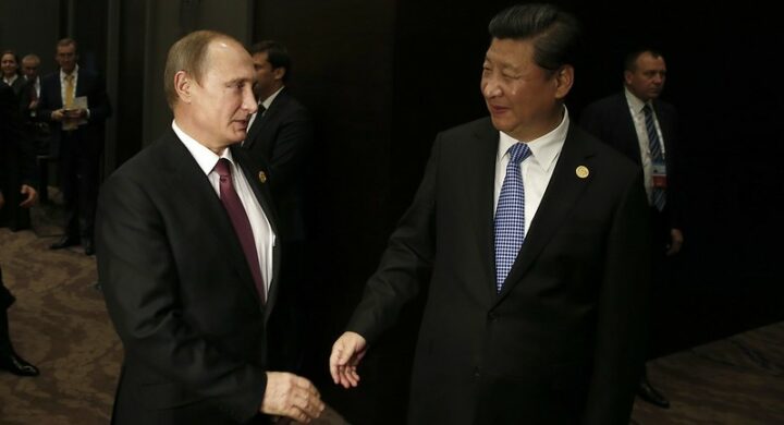 La Cina vuole fare da mediatrice. Per assorbire la Russia