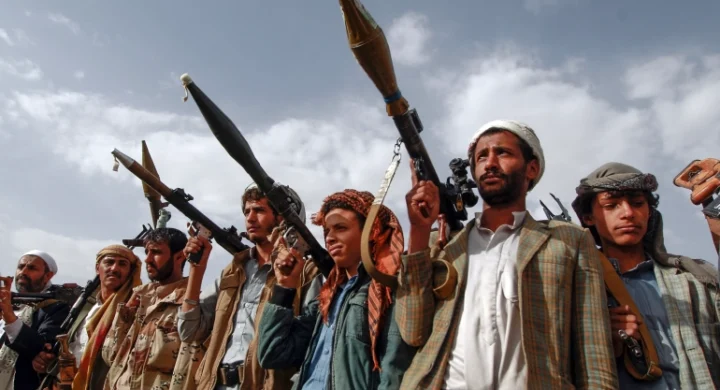 Perché gli Usa devono re-inserire gli Houthi nella lista dei terroristi