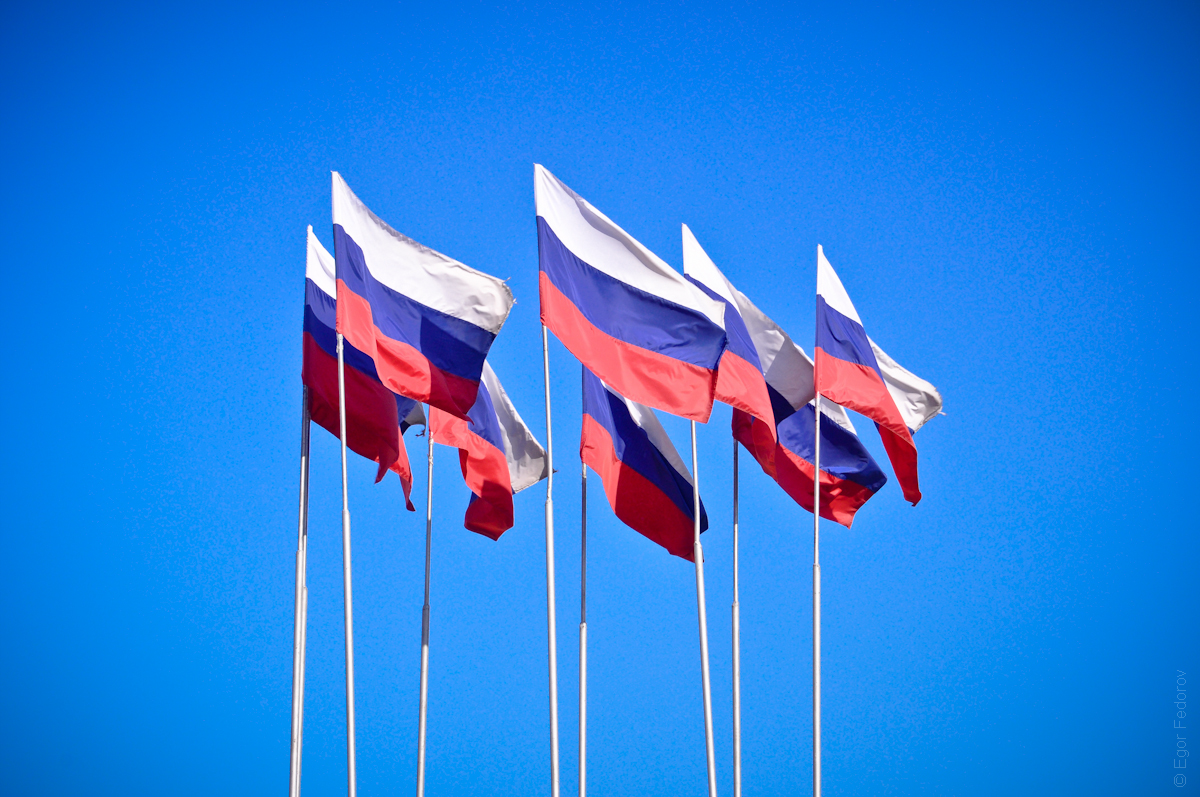 Федеральный флаг рф. Флаг России. Много флагов России. Российские флаги много флажков. Флаг России развивающийся.