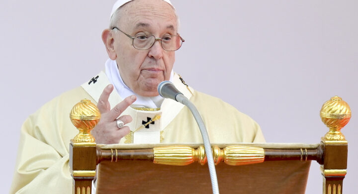 Il papa ci obbliga a vedere la crudeltà. Il suo colloquio africano su Civ Catt