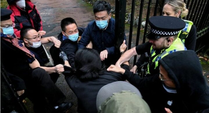 Il destino dei diplomatici cinesi che aggredirono un manifestante in UK