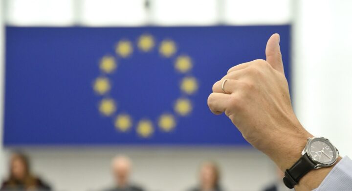 Tamponi Covid, l’Ue raccomanda l’obbligo (e chiede trasparenza alla Cina)