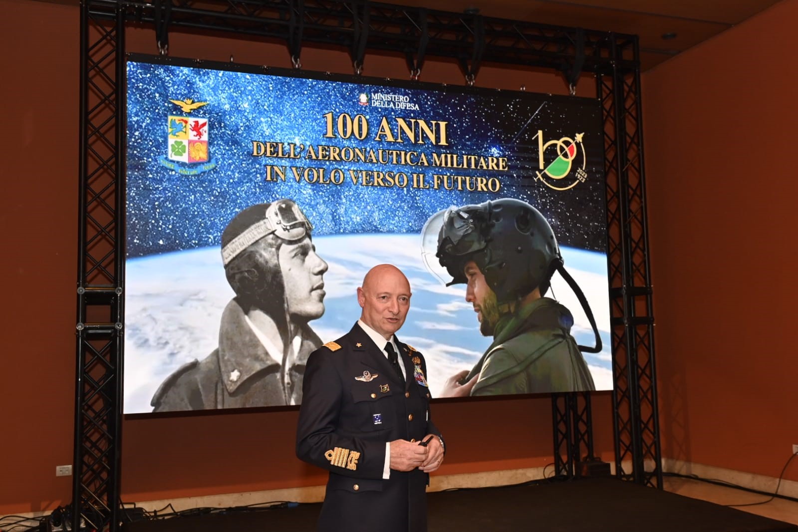 Verso i 100 anni dell'Aeronautica Militare. Presentato il calendario 2023 –  Giorni di Storia