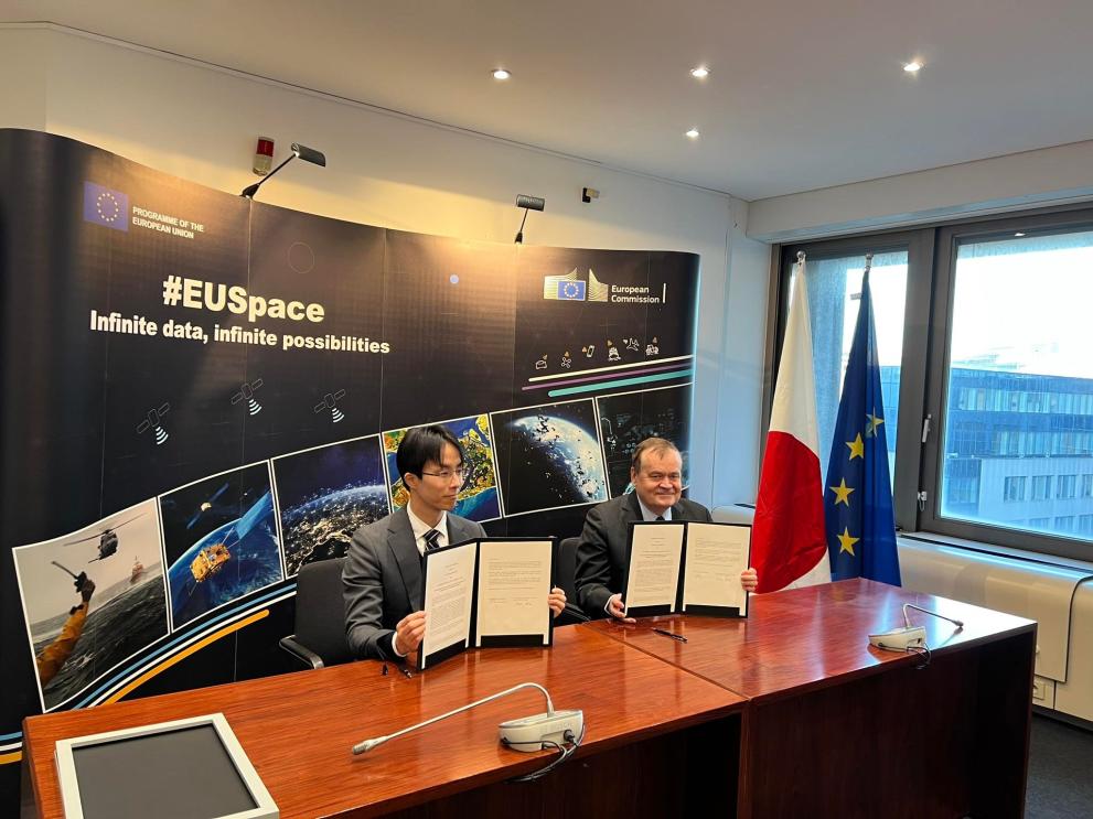 L’Ue stringe 