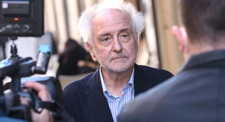 Reagì con ironia sia alla gogna sia alla malattia. Cangini ricorda Enzo Carra