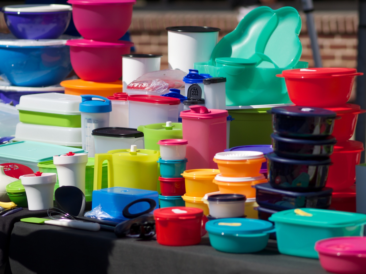 Tupperware, cosa ci dice la crisi dei contenitori di plastica