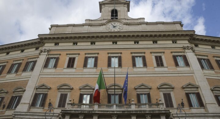 Si chiama solipsismo il morbo che affligge la politica italiana