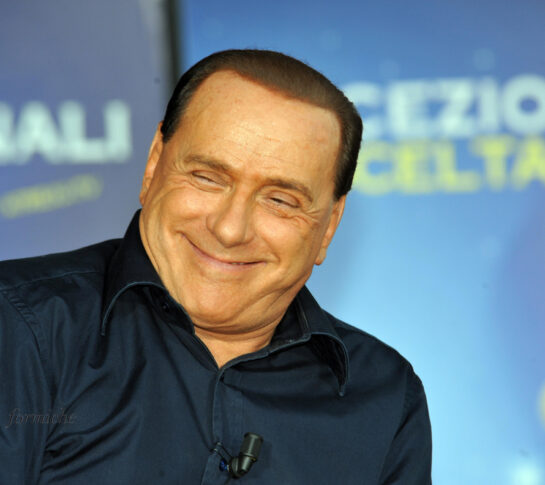 Sorrisi, abbracci e siparietti di Silvio Berlusconi. Il ricordo nelle foto di Pizzi