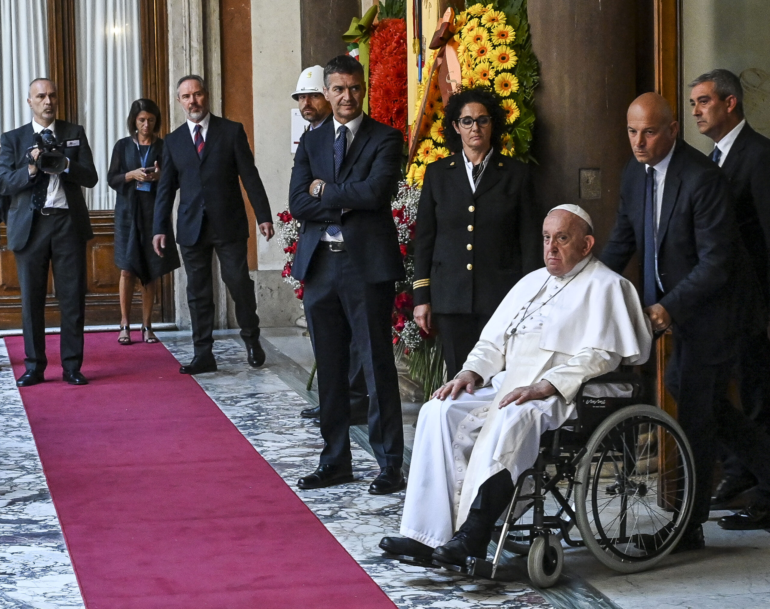 Il papa claudicante va a salutare Napolitano, ecco il vero atto cristiano