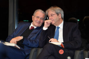 Sussurri e sorrisi tra Prodi e Gentiloni pizzicati da Pizzi. Le foto