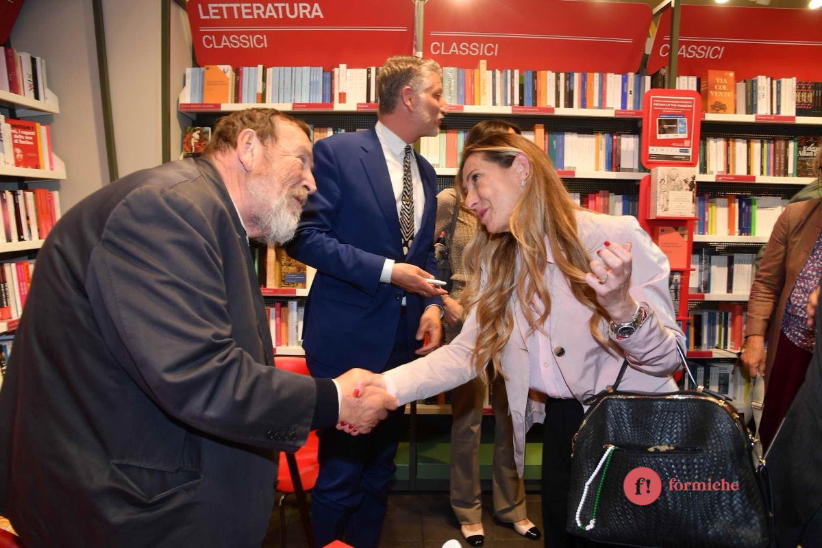 Pizzi pizzica Arianna Meloni alla presentazione del libro su Gramsci a Roma. Tutte le foto