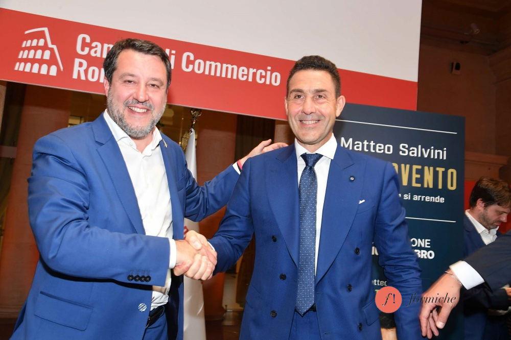 Sorrisi e strette di mano tra Salvini e Vannacci al Tempio di Adriano. Foto di Pizzi