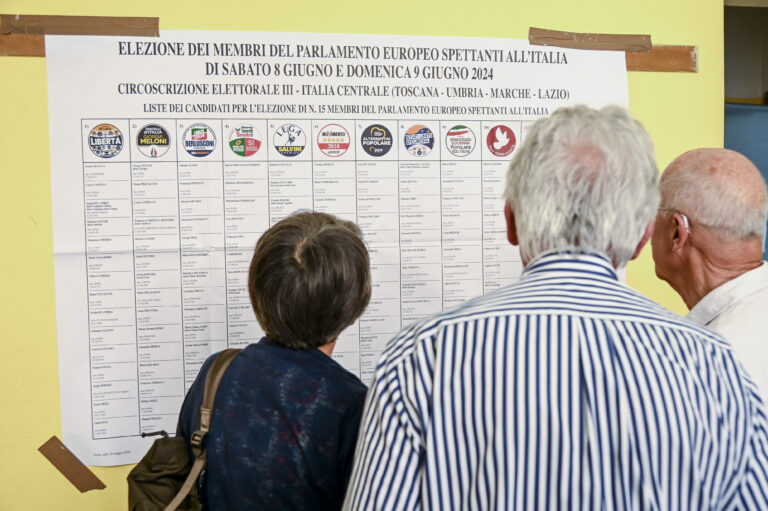 Più scelta agli elettori, senza cedere il controllo delle liste. La mediazione sulla legge elettorale