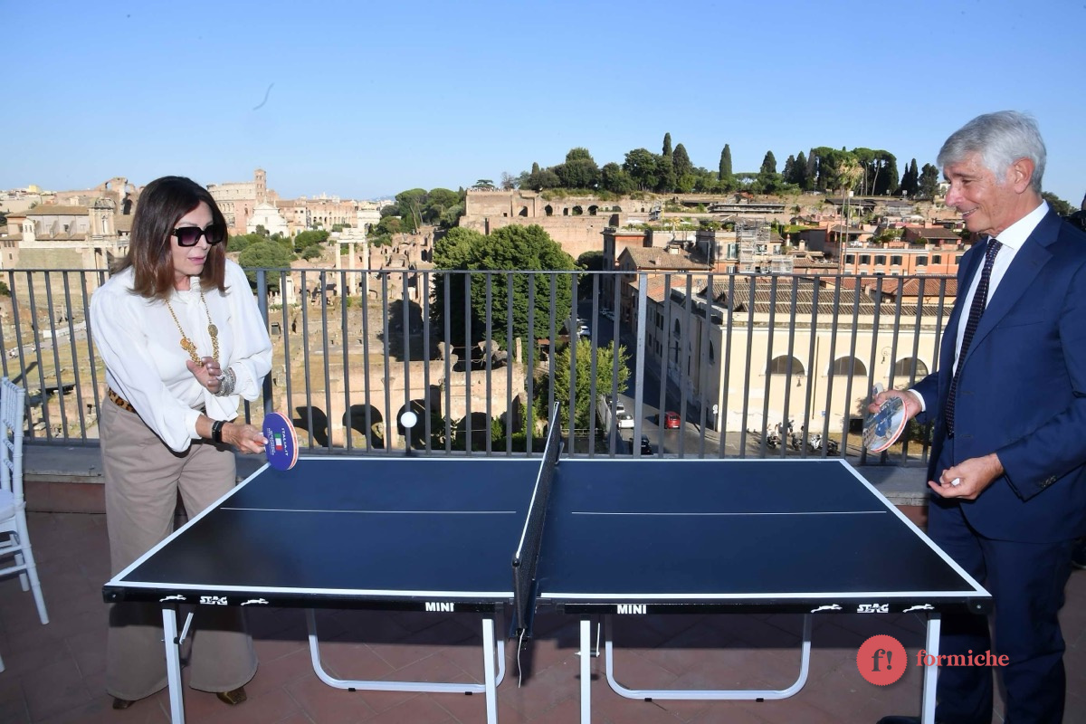La sfida a ping pong tra Abodi e Santanché. Foto di Pizzi