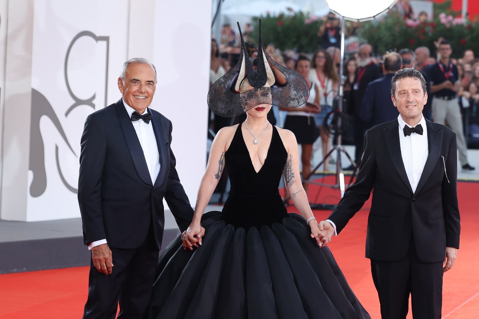 Chi c'era con Lady Gaga e Joaquin Phoenix sul red carpet a Venezia 81. Le foto