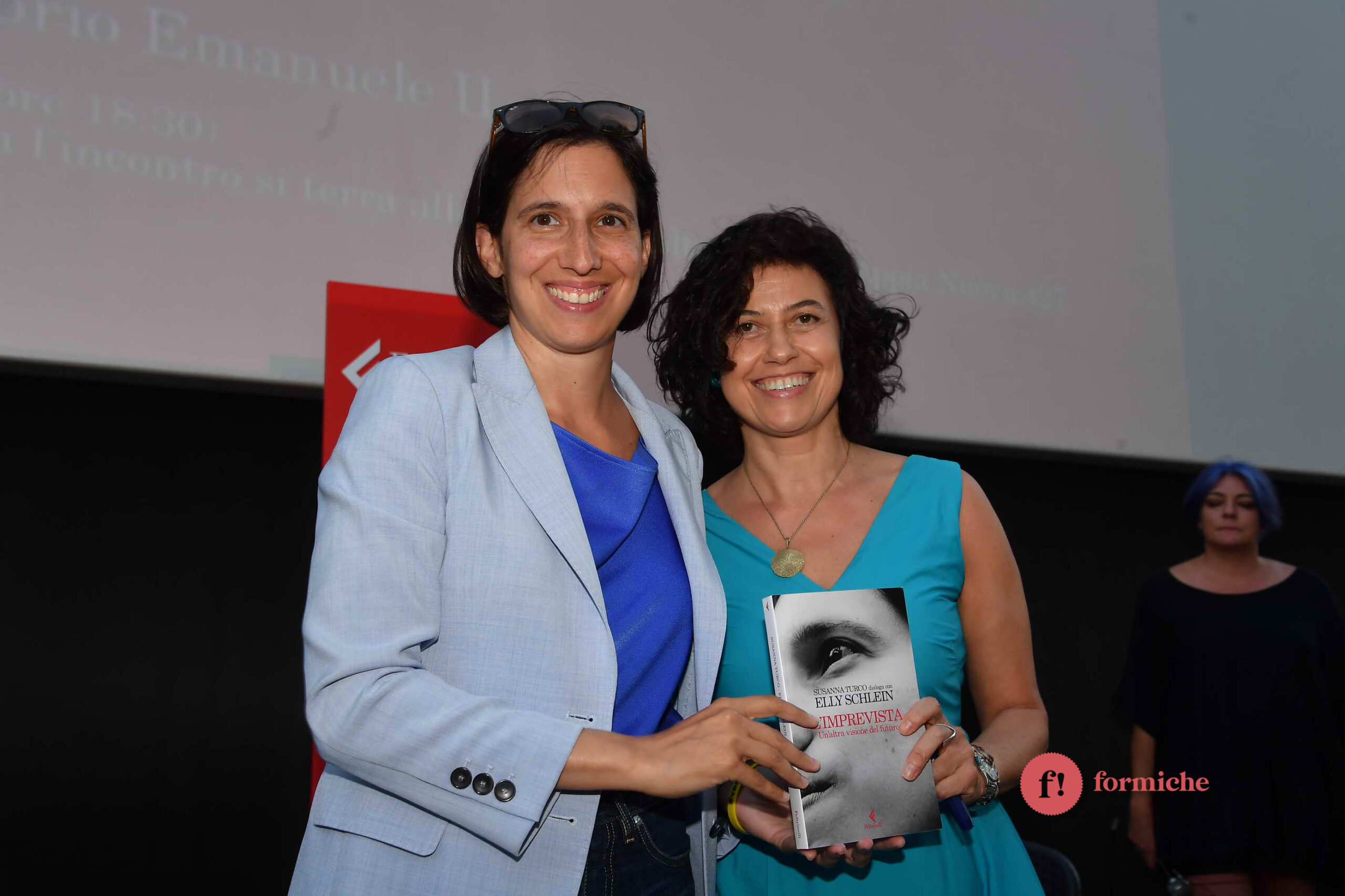 Susanna Turco con "l'imprevista" Elly Schlein a Piazza Vittorio.  Foto di Pizzi