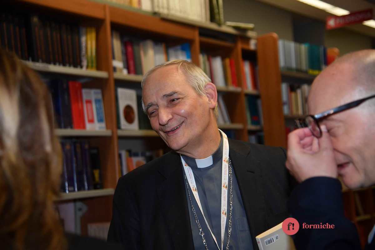 Tutte le facce di Matteo Zuppi alla presentazione del libro di don Bignami. Foto di Pizzi