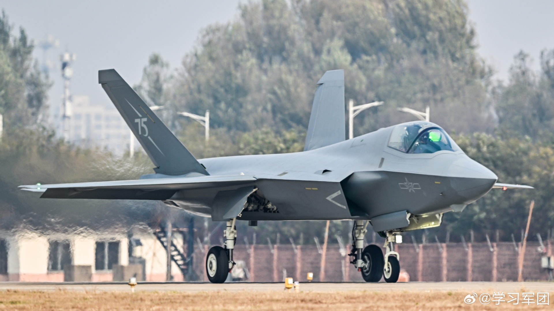 La Cina svela il suo nuovo caccia di quinta generazione. Ed è identico all’F 35