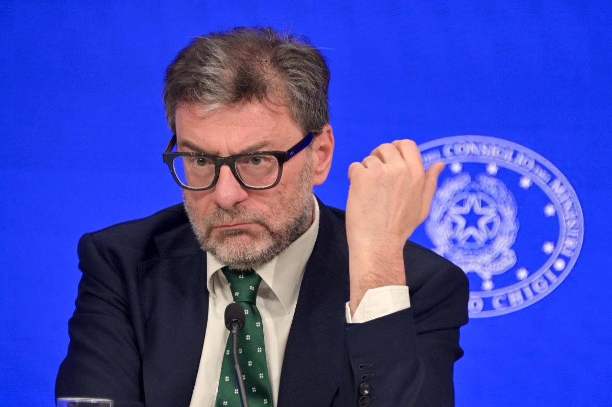 Tutti gli sguardi di Giorgetti, Meloni e Bernini. Queste le avete viste?