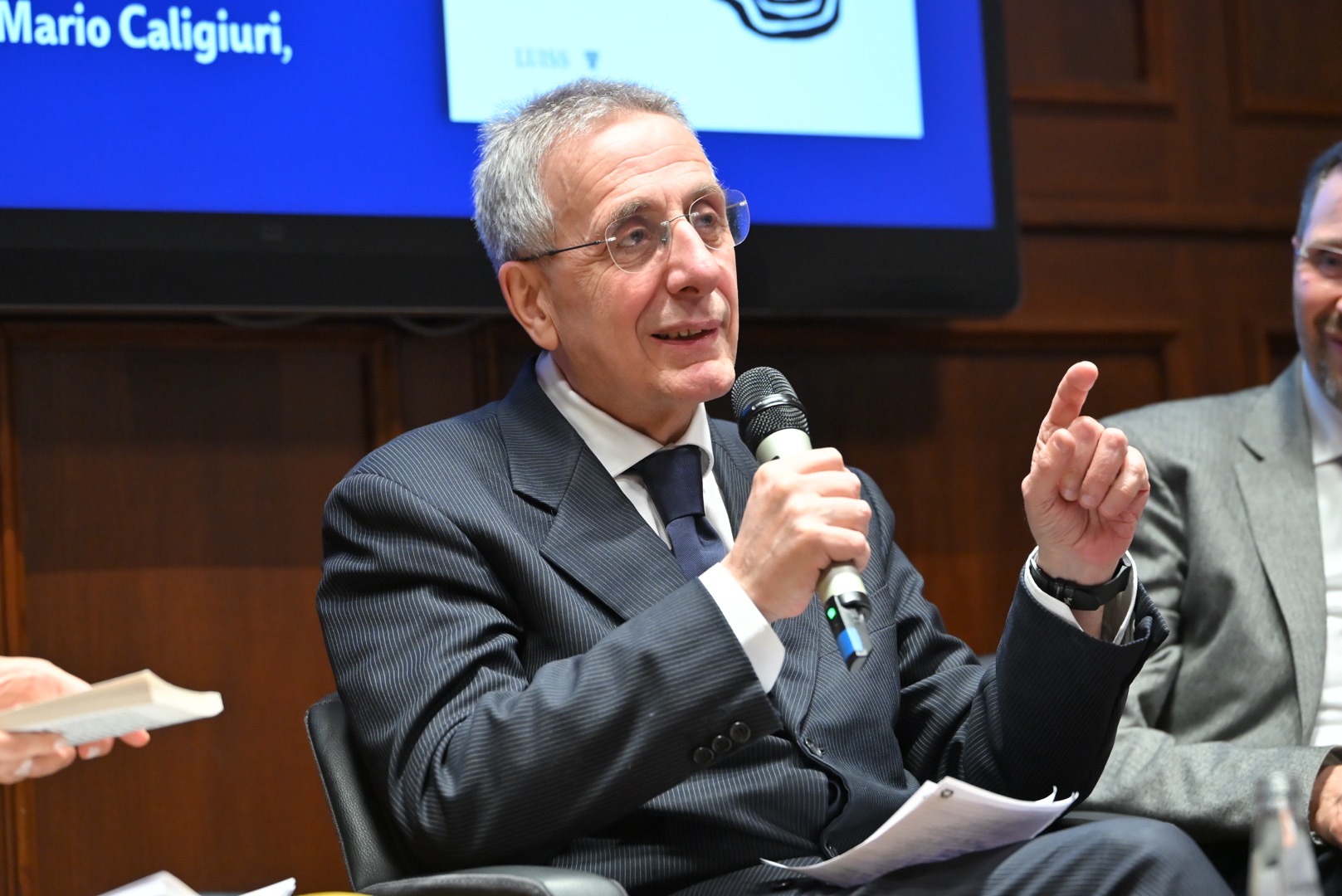 L’intelligence, il paracadute in un mondo fuori controllo. La riflessione di Caligiuri L’intelligence, il paracadute in un mondo fuori controllo. La riflessione di Caligiuri