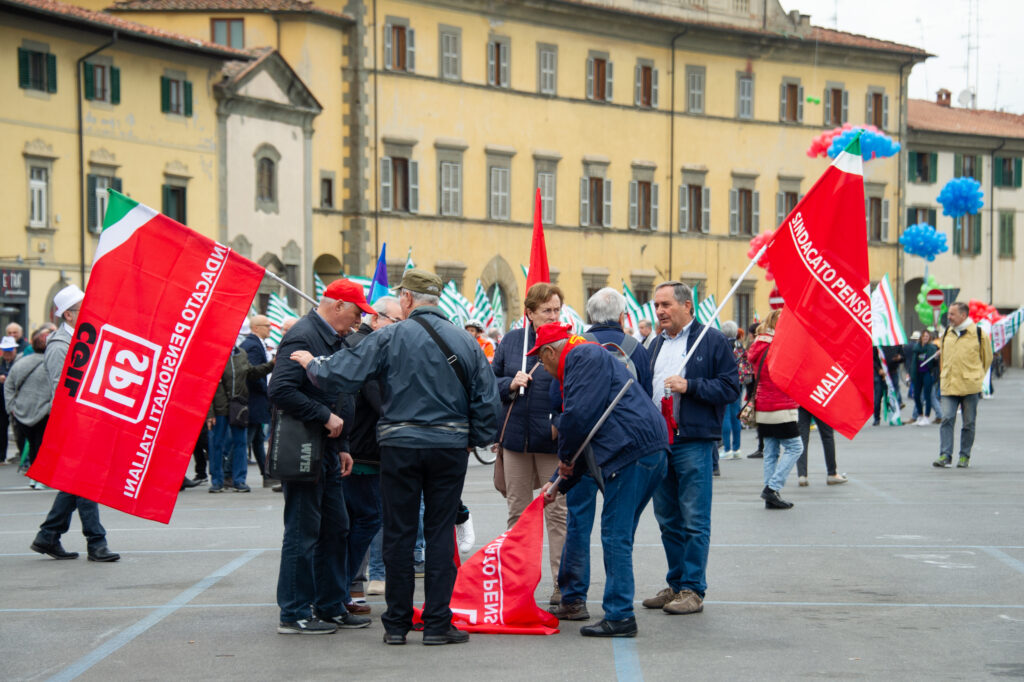 Salario minimo? Per un lavoro di qualità servono più contratti e meno leggi. I consigli di Sacconi