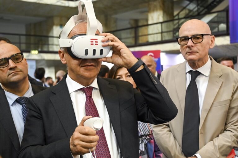 Il visore di Piantedosi, la bandiera di Zingaretti, il cellulare di Mussolini. Queste le avete viste?