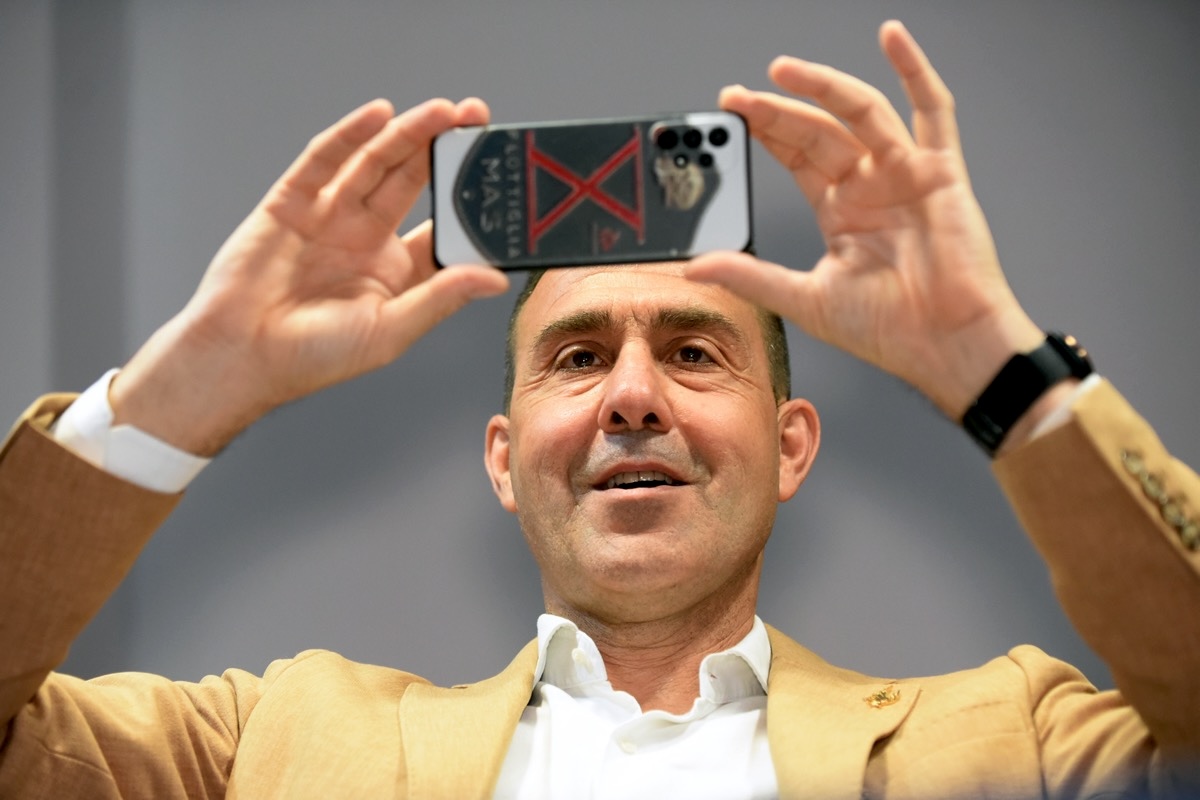 cellulare Vannacci da Formiche.net il cellulare di vannacci la spilla di schlein il cannolo di casini queste le avete viste