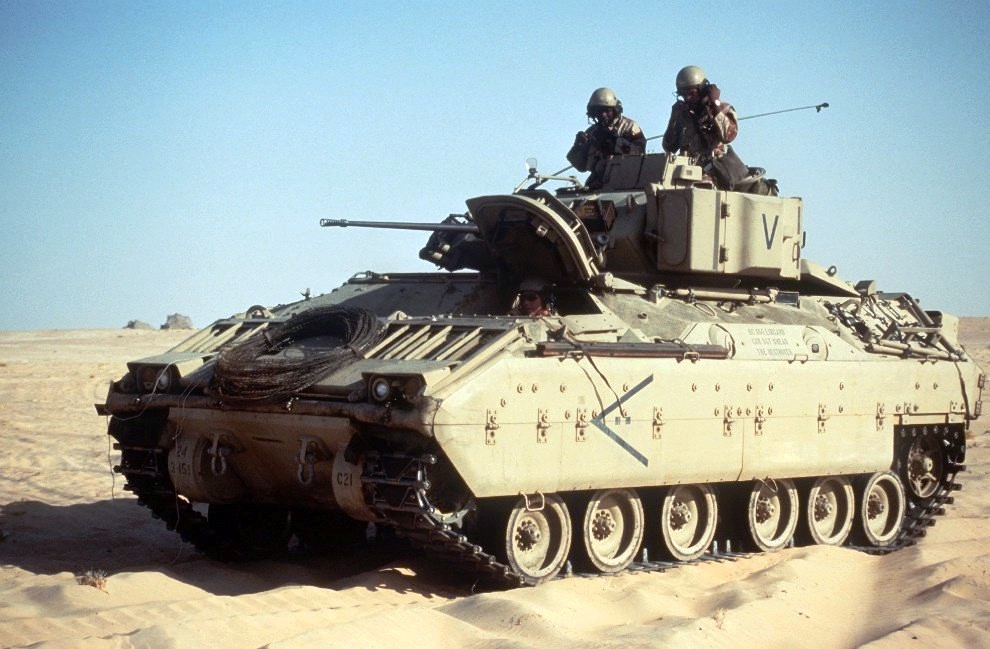 trofeo di guerra cosa ci fa un bradley in un deposito di mezzi in russia