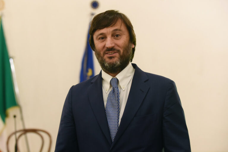 La colazione con Crosetto serve (soprattutto) all’opposizione. Perché M5S e Avs sbagliano secondo Losacco (Pd)