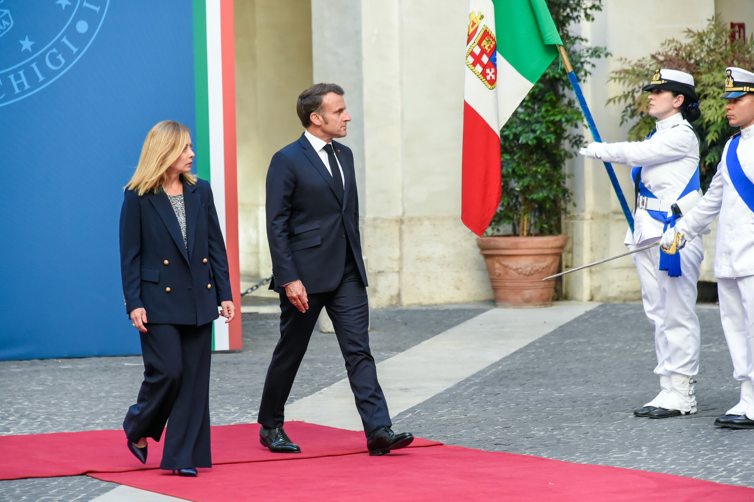 troppe crisi e troppo vicine all ue macron cerca la sponda di meloni
