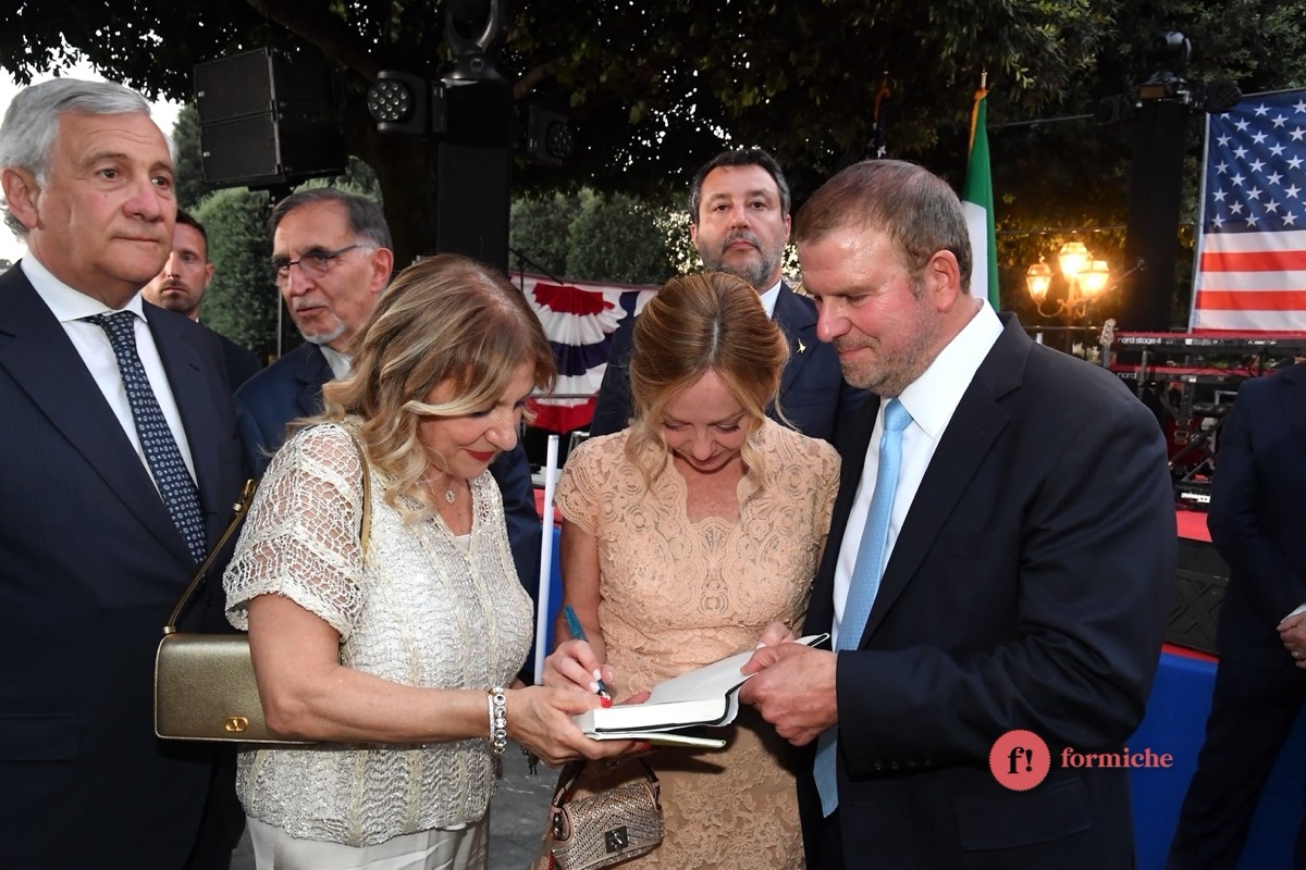 La dedica di Meloni, il baciamano di Giuli, il simulatore di volo di Mattarella. Queste le avete viste? La dedica di Meloni, il baciamano di Giuli, il simulatore di volo di Mattarella. Queste le avete viste?