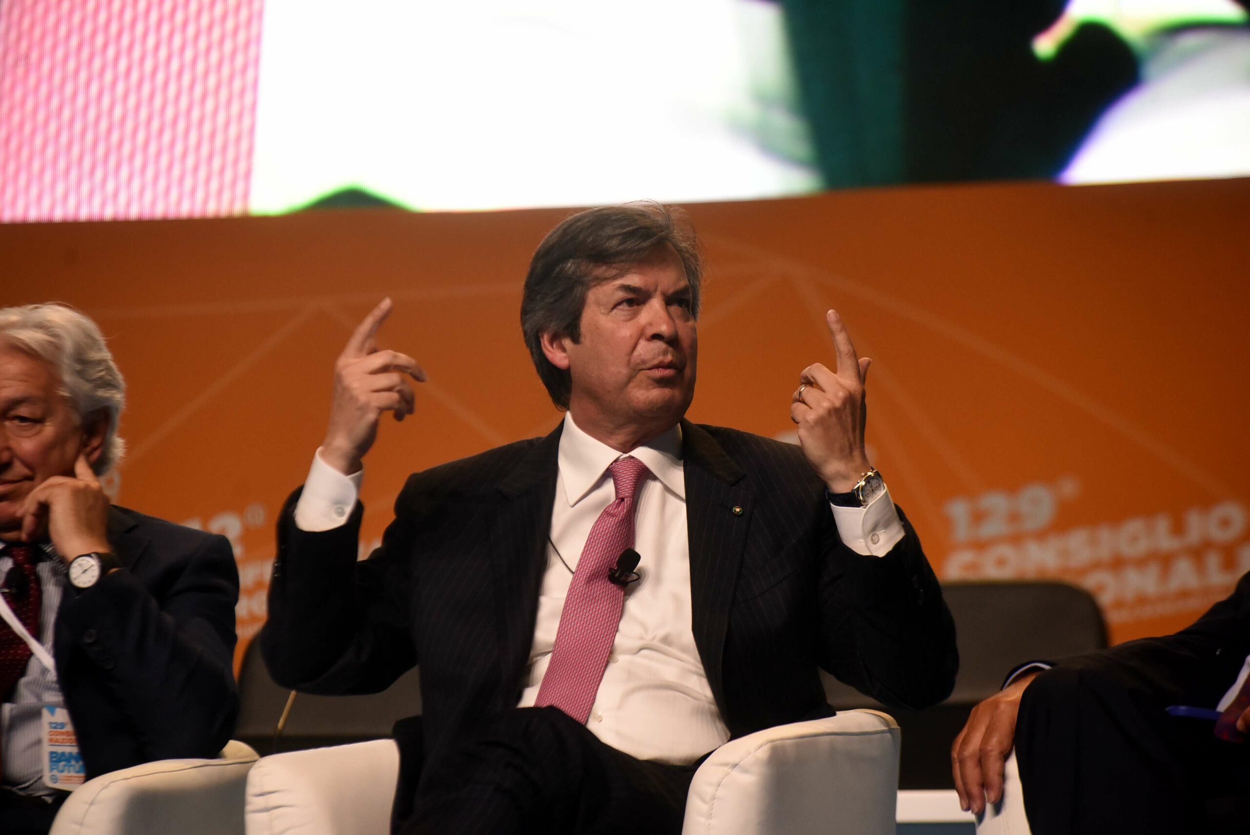 Intesa corre ancora e vede utili oltre 9 miliardi a fine anno Intesa corre ancora e vede utili oltre 9 miliardi a fine anno