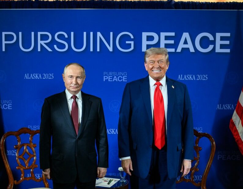 Il gioco nascosto di Anchorage. Ecco cosa si sono davvero detti Trump e Putin