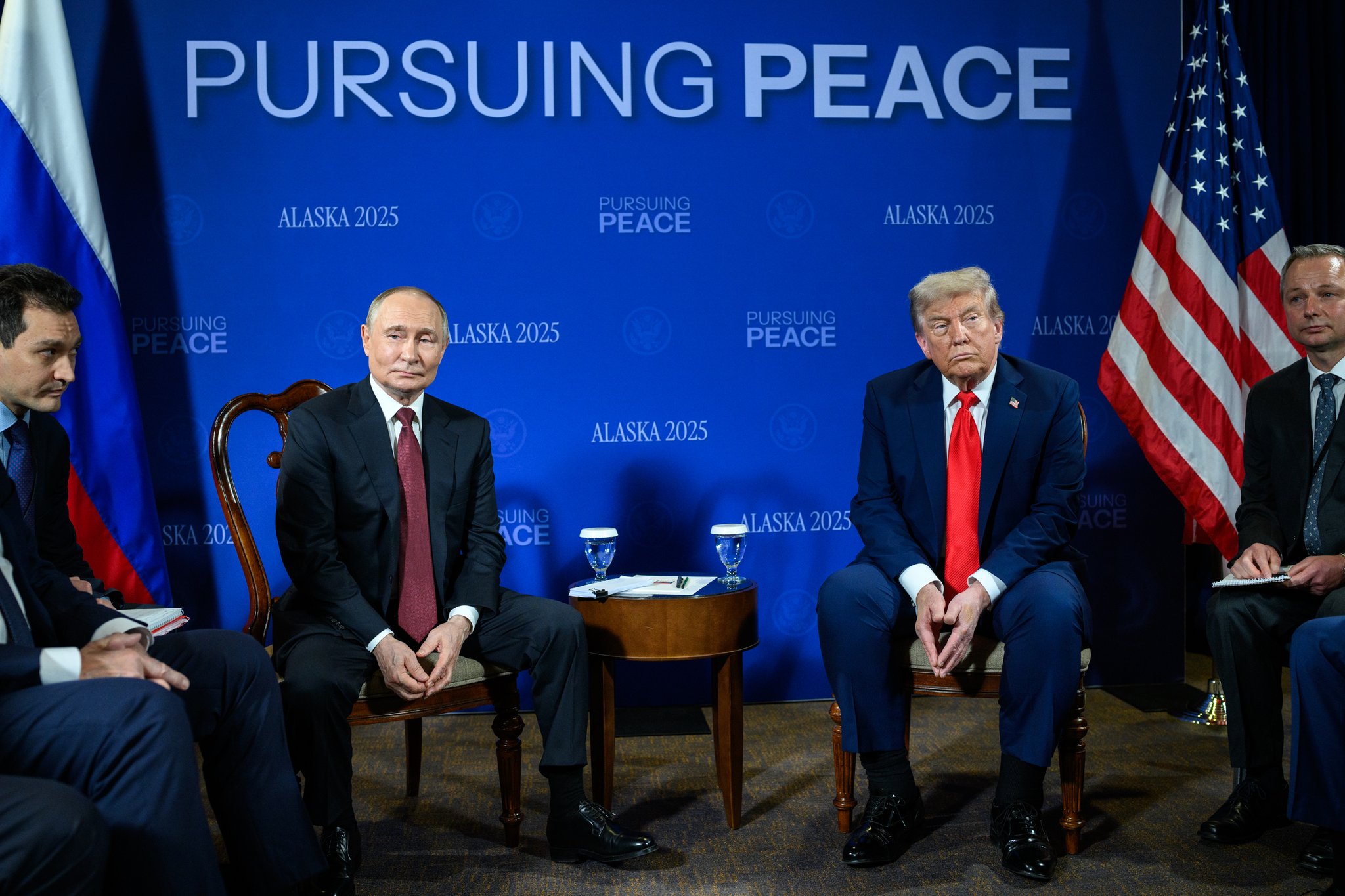 Phisikk du role – Trump, Putin, l’Alaska. Mediatori di pace di ieri e di oggi