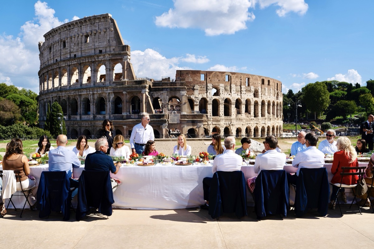 Il pranzo di Meloni, il cuore di Mattarella, il ritratto di Salvini. Queste le avete viste?