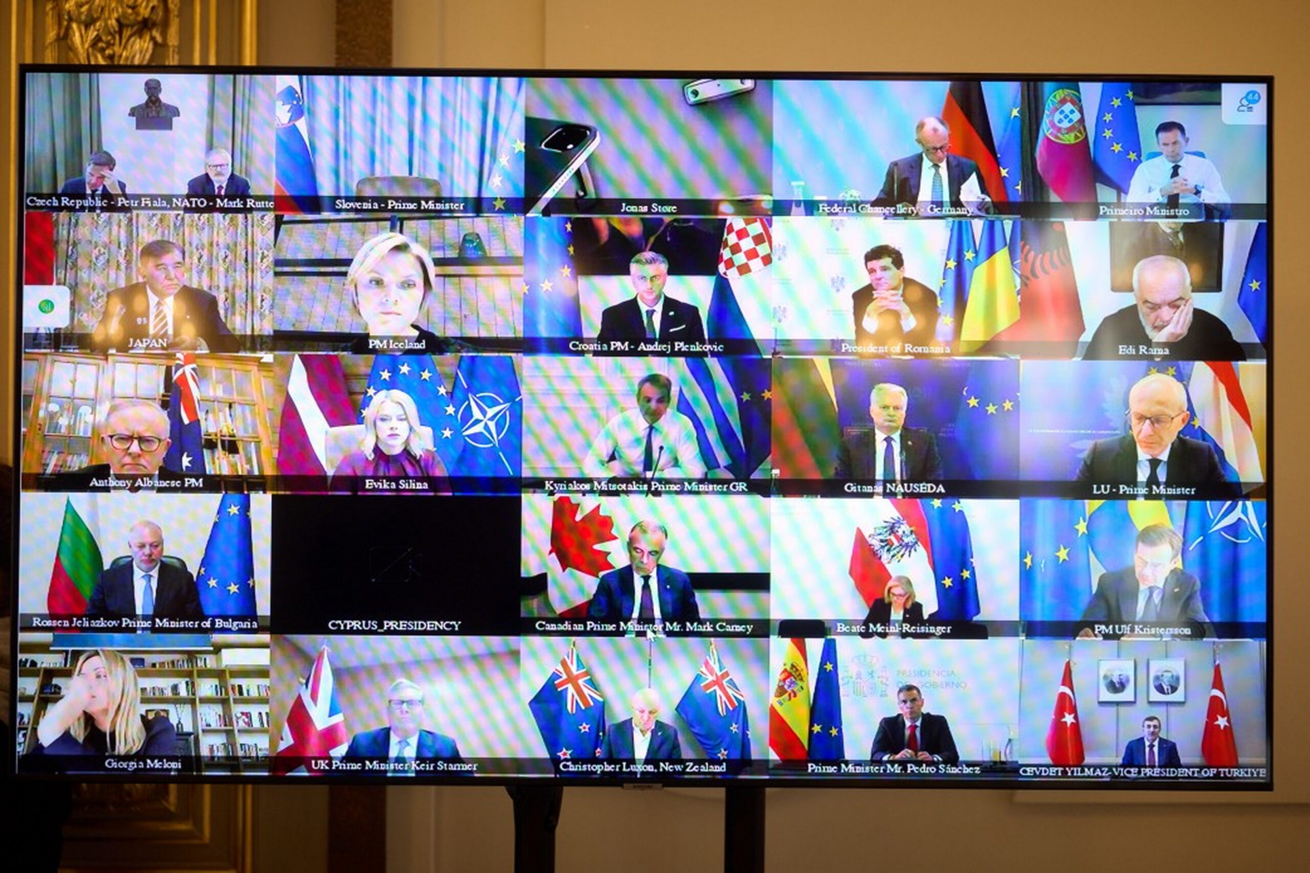 Coordinamento Usa Ue. Prime ipotesi concrete per Zelensky Coordinamento Usa Ue. Prime ipotesi concrete per Zelensky