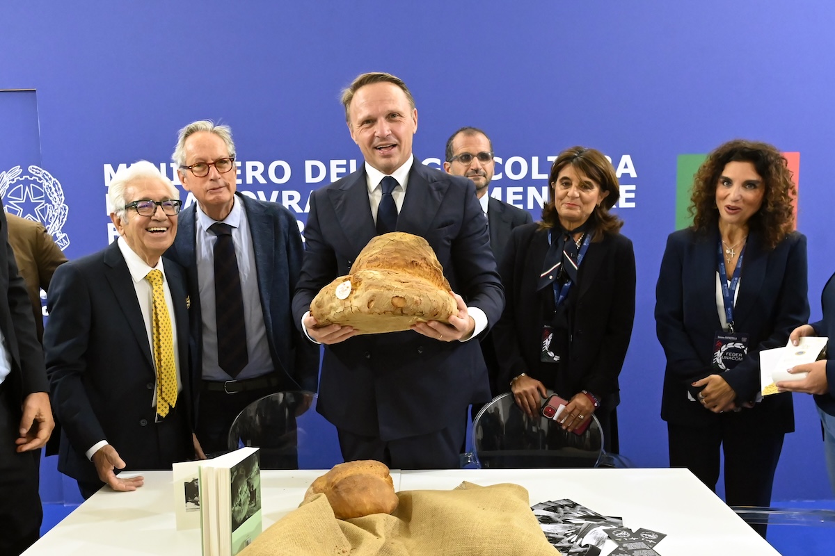 La pagnotta di Lollobrigida, il libro di Calenda, la porchetta di Tajani. Queste le avete viste?